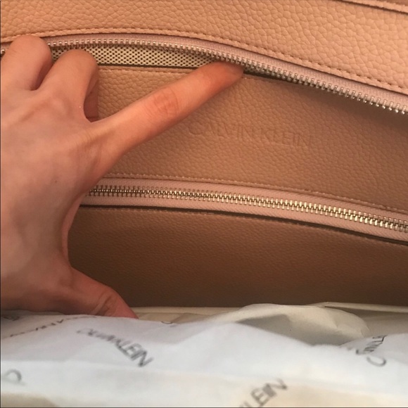 Calvin Klein Medium Tote Pebb Bag - Picture 3 of 7